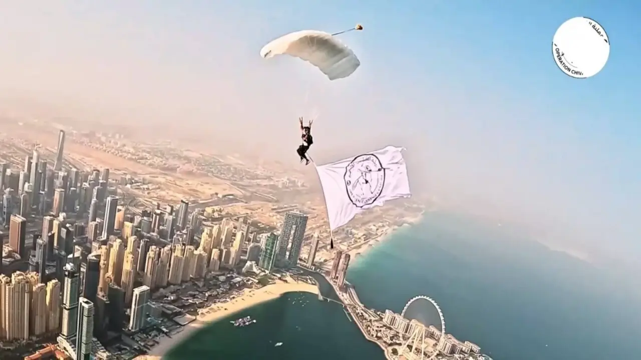 أحمد الشحي يحمل رسالة الإمارات الإنسانية من سماء دبي بفخر